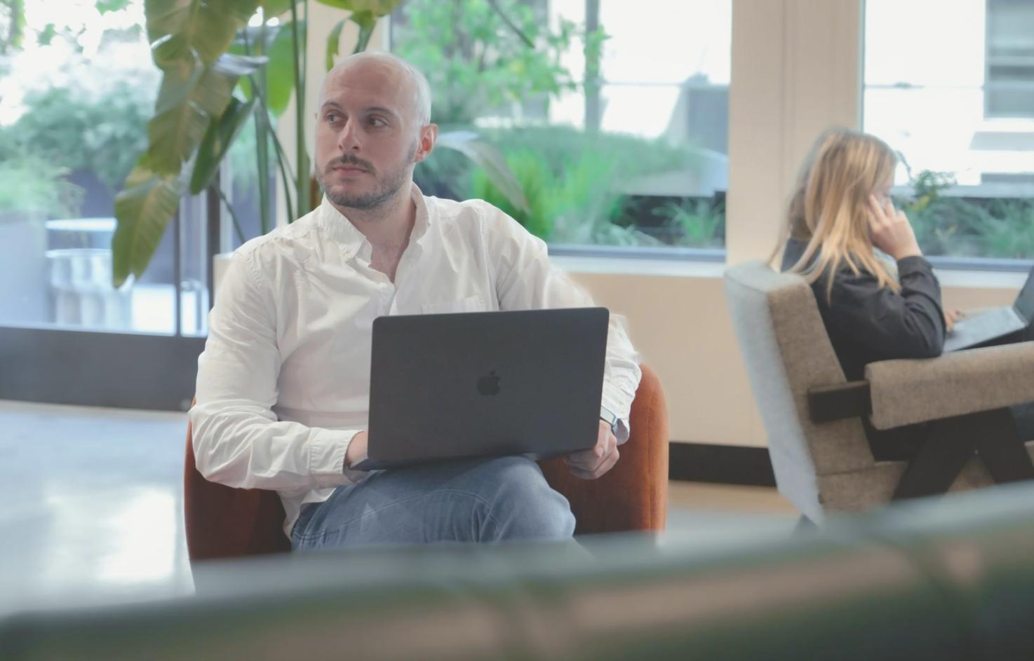 Expert en formation présentant des concepts financiers